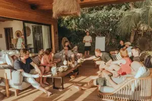 Fabian Ries erklärt vor einer Gruppe die Kombination von Hypnose und Breathwork